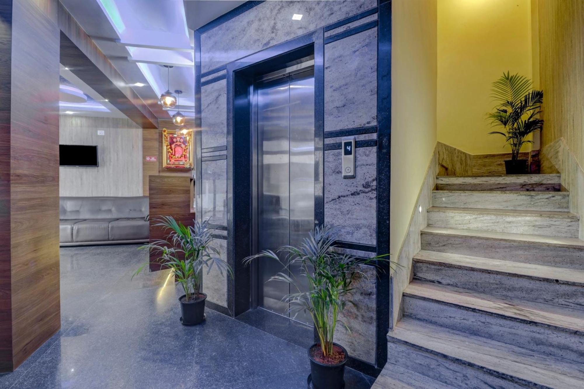 Отель Collection O Karthika Residency Бангалор Экстерьер фото
